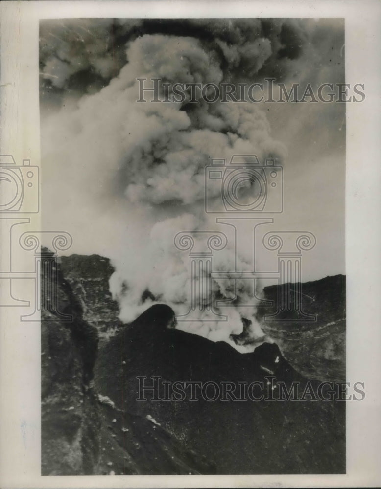 1935 Press Photo Mt. Vesuvius Erupts in Italy - Again - Historic Images