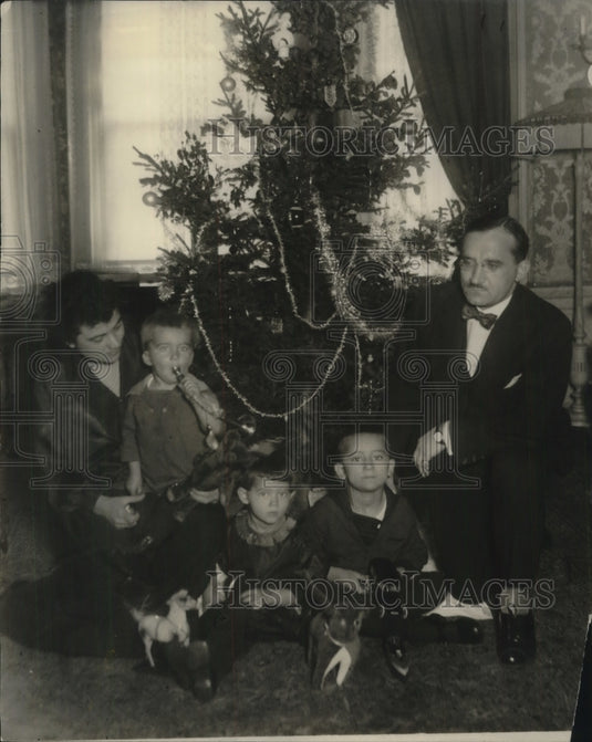 1922 Photo Minister of Lithaunia C. Louis Seya with Family - Historic Images
