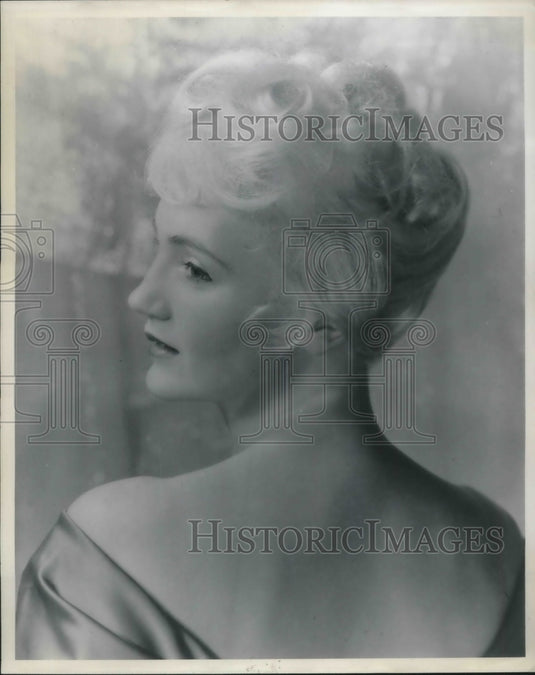 1966 Press Photo Mary Lou Zaller, singer with Village Choraliers - Historic Images