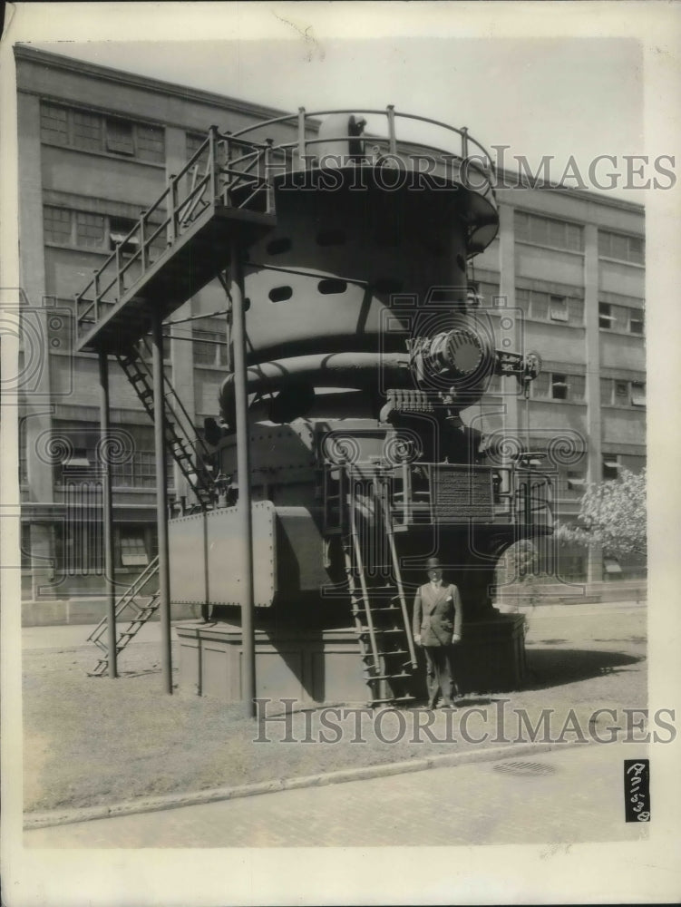 1931 Press Photo Mr. Sloan with vertical turbine he helped build as G.E.employee - Historic Images