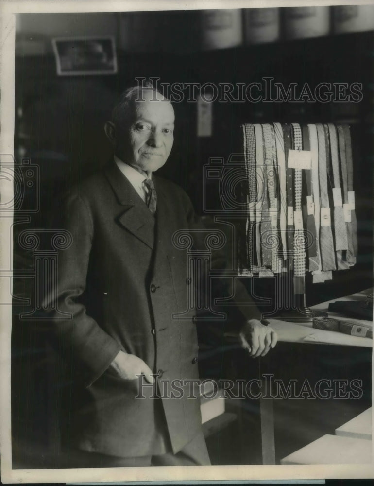 1924 Press Photo Henry Siegel at counter of his shop Chicago Siegel--Cooper Co - Historic Images