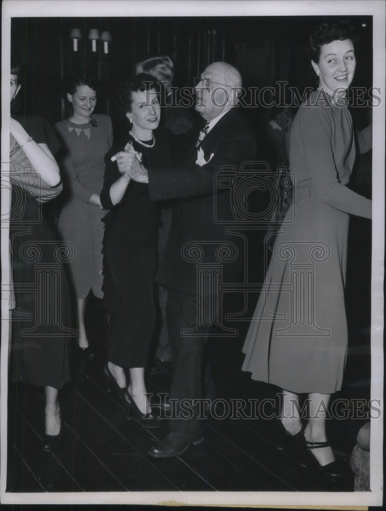 1949 Press Photo 86 yr old Sam Laderer publicity director of Pick Hotels Chicago-Historic Images