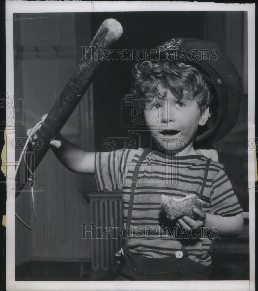 1950 Press Photo Joseph Lynch, runaway boy at police station, waiting on parents - Historic Images