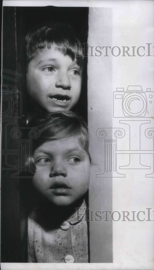 1955 Justin and Rosanna Lenese, arrive from Italy under the Refugee - Historic Images