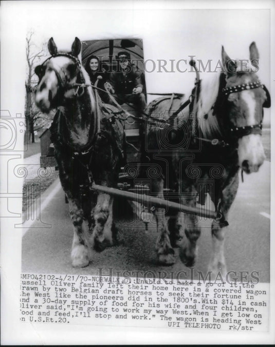 1970 Press Photo Russell Oliver family left home in covered wagon pulled by - Historic Images