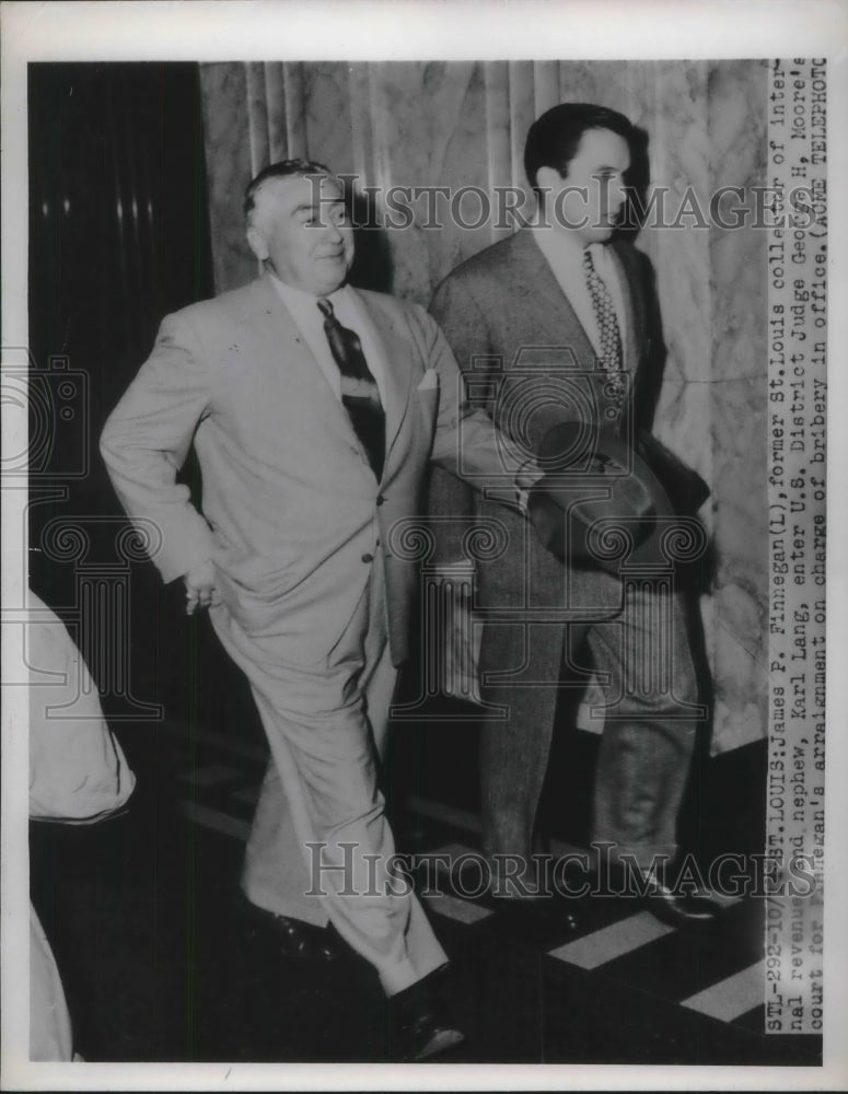 1951 Press Photo James P. Finnegan Enters Court for Arraignment with Karl Lang - Historic Images