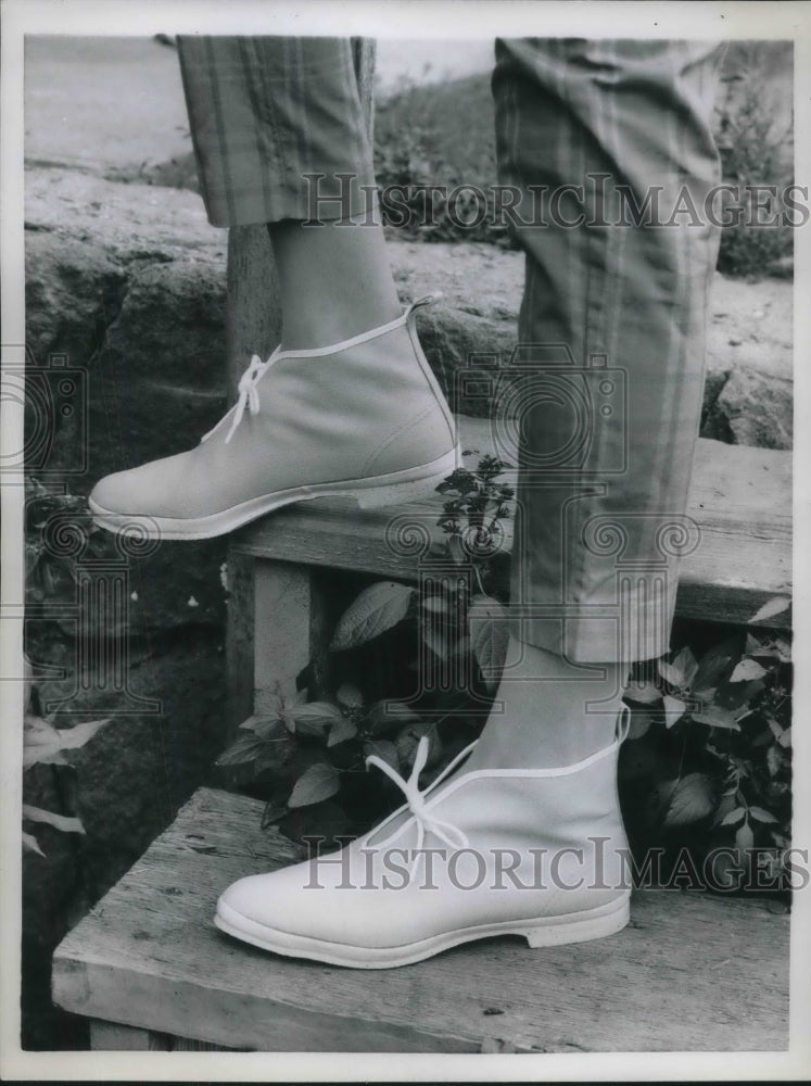 1960 Press Photo Model Wearing Fabric Casual Boot - Historic Images