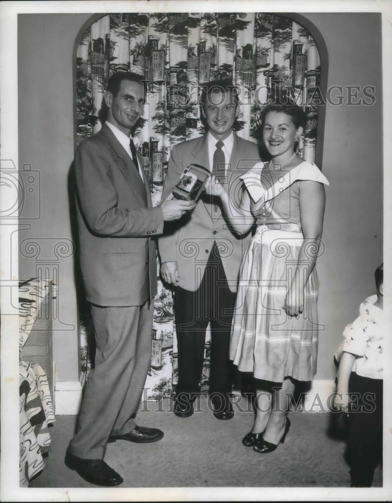 1955 Press Photo Helen Vidmar with Husband Joseph &amp; Robert Kwis Presents Camera - Historic Images