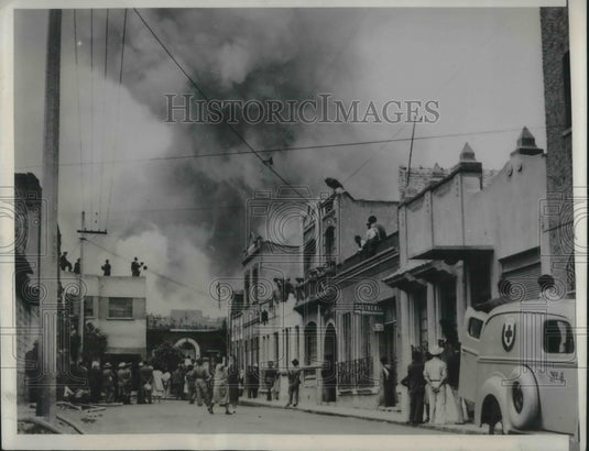 1941 Press Photo Mexico City, ambulance & civilians watch firemen battle blaze - Historic Images