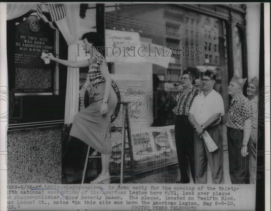 1953 Press Photo Beverly Baker Polishes American Legion Plaque In St Louis - Historic Images