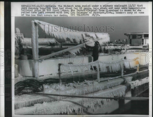 1959 Press Photo Lou Belanger hammers away ice on the tanker "Taurus"-Historic Images