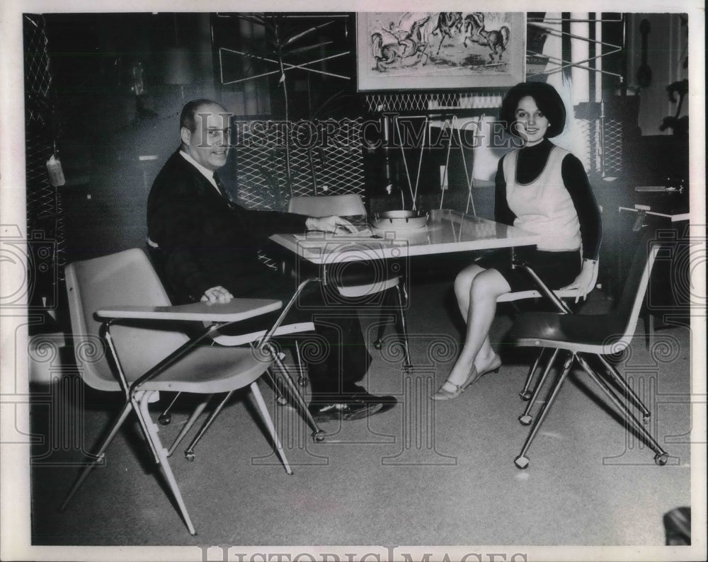 1967 Press Photo Herbert&#39;s Business Furniture John Herbert President, Lenore - Historic Images