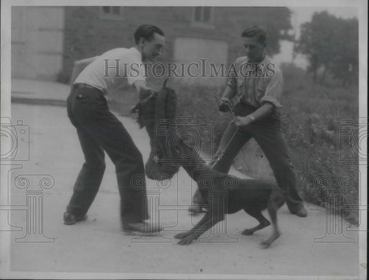 1934 Press Photo Joseph Reiter Instructs Tom Barrau How to Protect From Doberman-Historic Images