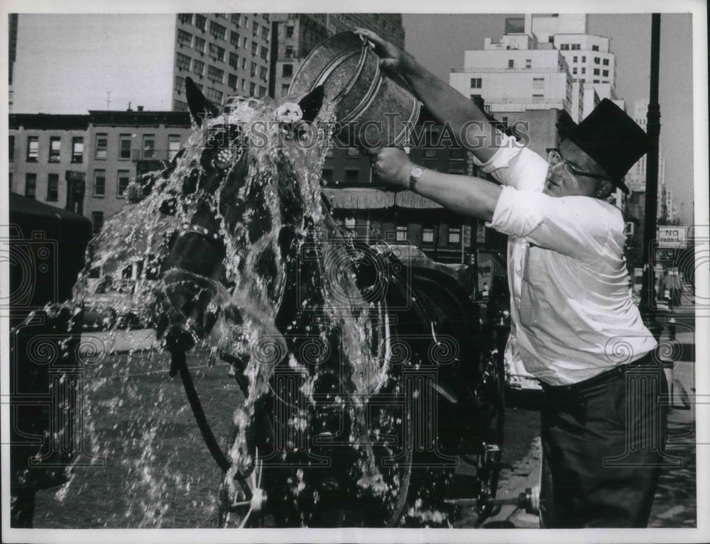 1963 Press Photo Arthur Mcgill supplying water ti the city&#39;s horses and dogs - Historic Images