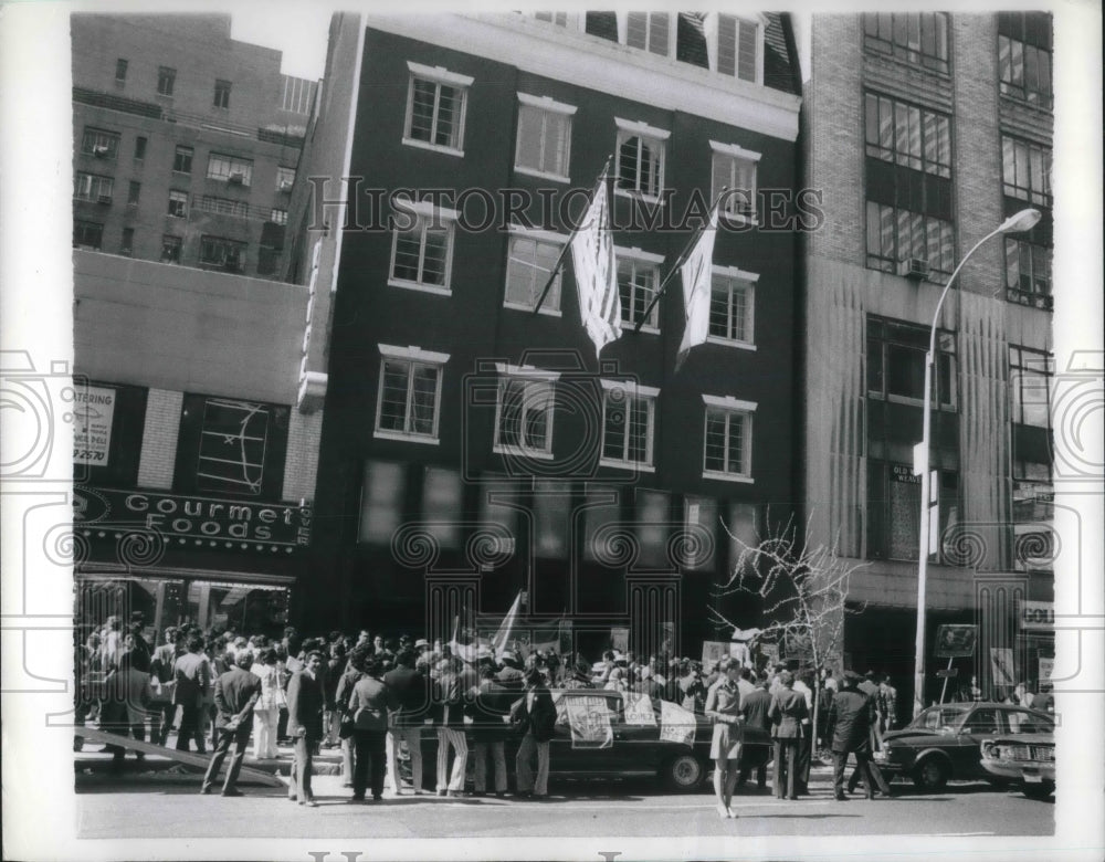 1974 Press Photo Large crowd rally in front of foreign consulate in New York - Historic Images