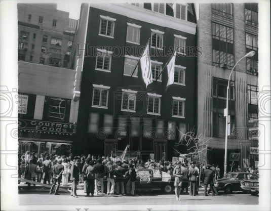 1974 Press Photo Large crowd rally in front of foreign consulate in New York - Historic Images