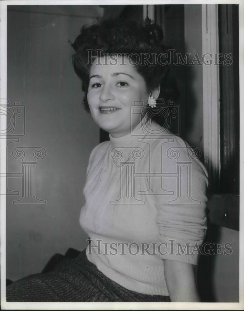 1941 Press Photo Jacqueline Faivret SS Excalibur - Historic Images