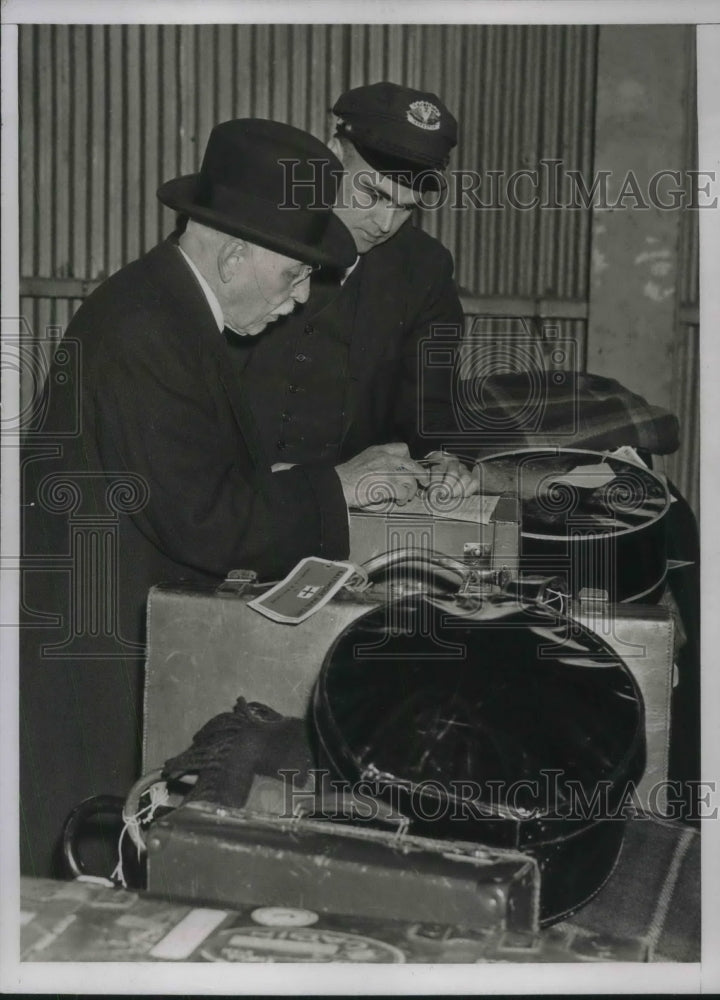 1938 Press Photo Samuel Insull With Custom Inspector Utility Company Rome Trip - Historic Images