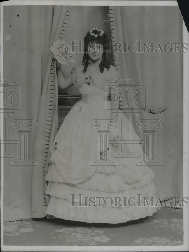 1922 Press Photo Fay Compton, as "Sweet 17" of the Victorian period in "Secrets" - Historic Images