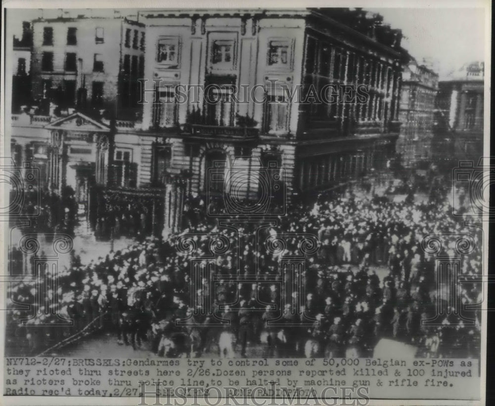 Press Photo Gendarmes try to control 50,000 Belgian ex-pows riots in the street. - Historic Images