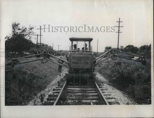 1961 Press Photo Mechanical Grass Hopper with one truck - Historic Images