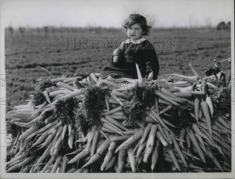 1961 Press Photo Natalina Petrarca munching on a carrot - Historic Images