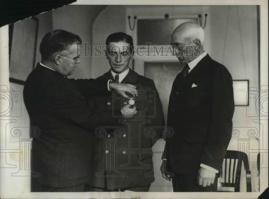 1931 Press Photo Hero mailman gets a metal - Historic Images