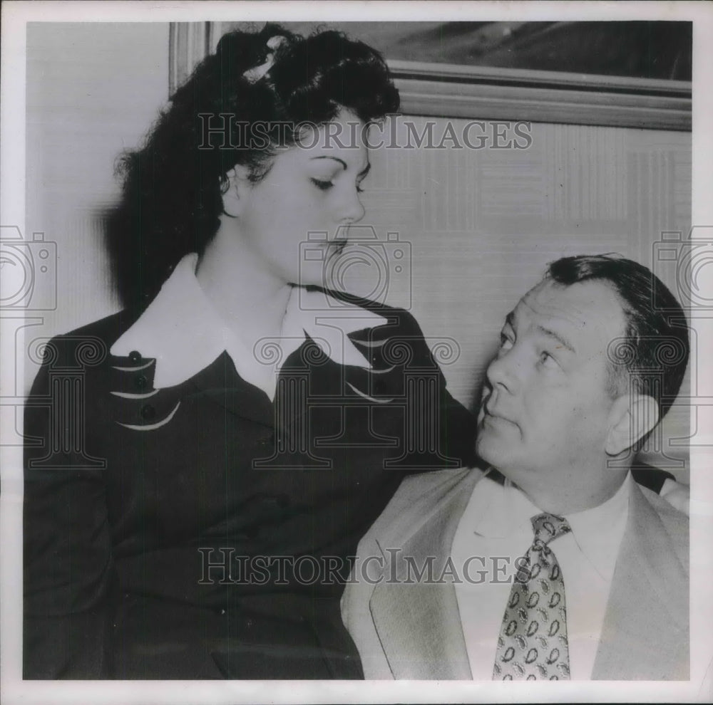 1951 Press Photo Widow of Welterweight Boxer George Floreswith her Father/-Historic Images