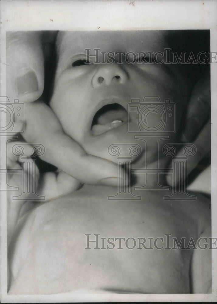 1939 Press Photo Ten-day-old Sigrid Lane doing well after her premature birth - Historic Images