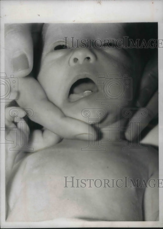 1939 Press Photo Ten-day-old Sigrid Lane doing well after her premature birth - Historic Images
