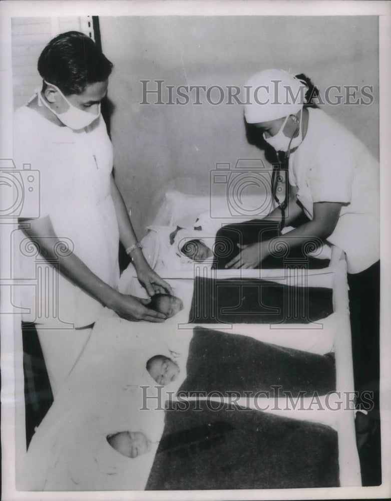 1954 Press Photo Quads born in the Philippines, Dr J.Yadao, Dr C.Sogueno - Historic Images