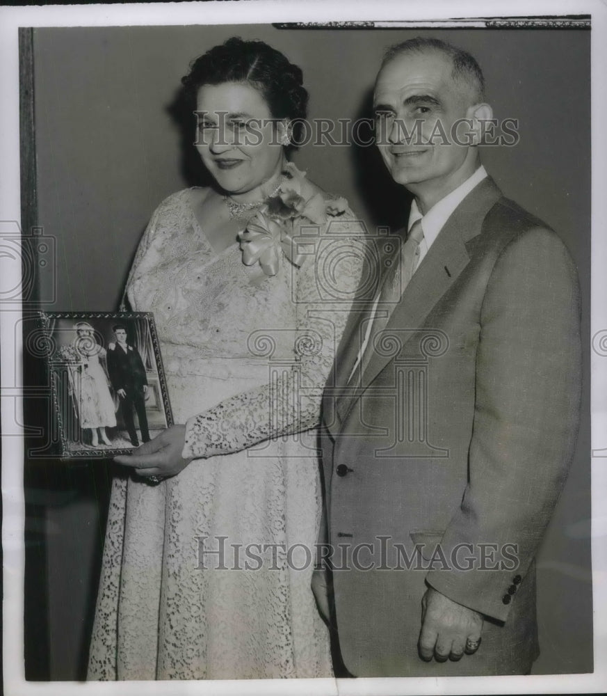 1954 Press Photo James Avalon and wife Anna received their wedding day photo - Historic Images