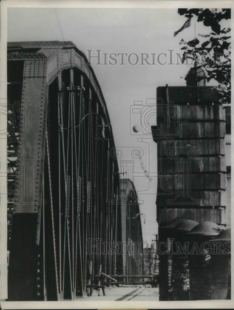 1937 Press Photo Balloon Streamer Proclaims Japanese Victory in Hongkew - Historic Images