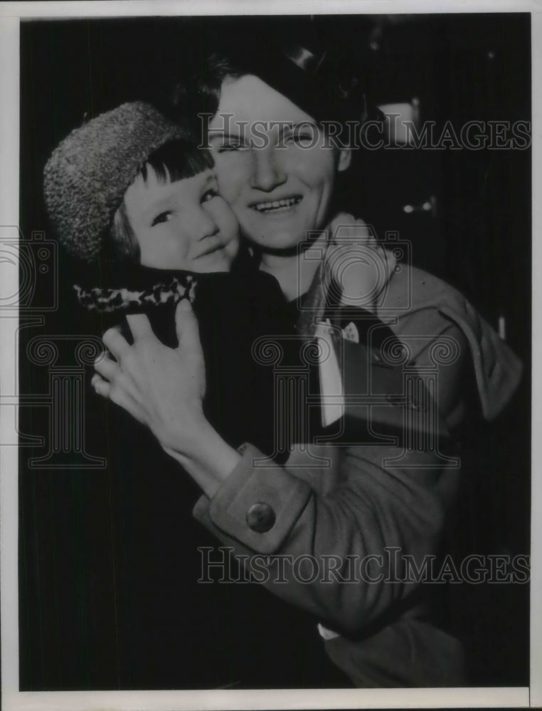 1936 Press Photo Alicia Albrado returned to Mother Emma Linscomb - Historic Images