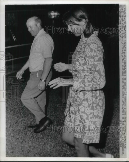 1970 Press Photo Apollo 12's wife Jane Conrad with Al Brady at Lovell's house - Historic Images