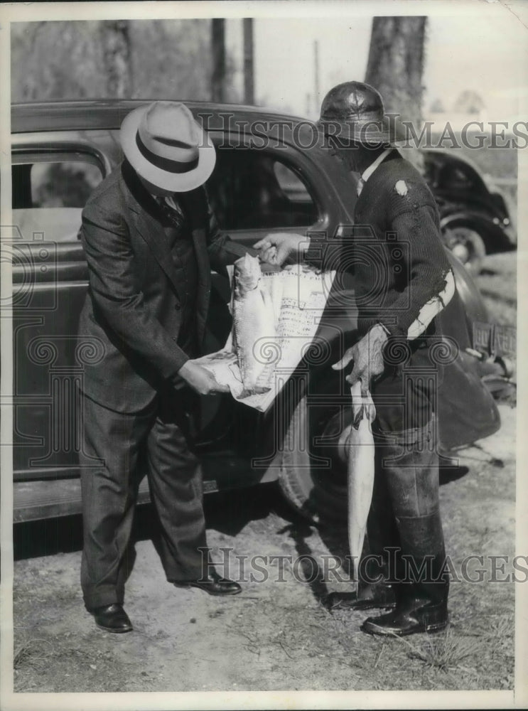 1937 Fred Dorsey sells fish  - Historic Images