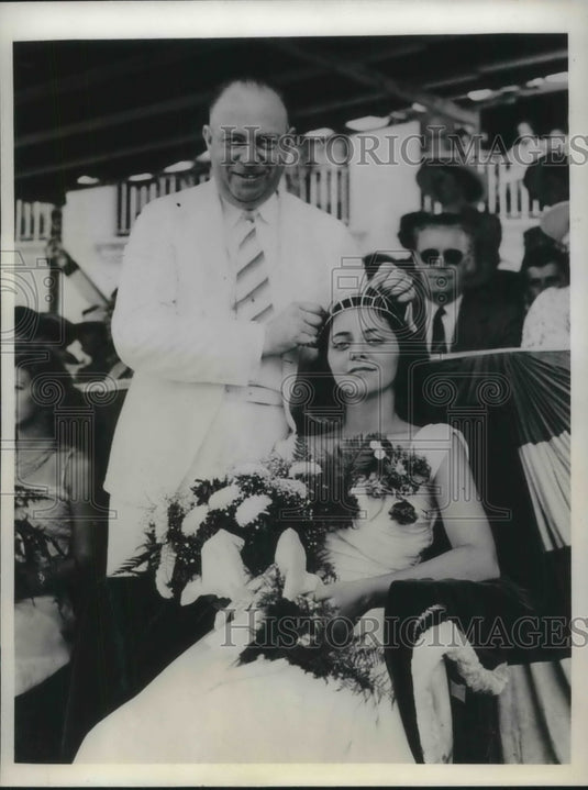 1939 Press Photo Mayor Geoge Pritchard crowns Jean Ann Lally Queen Infanta - Historic Images