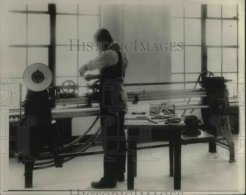 1920 Press Photo Tests to see which hide yields the best and strongest leather. - Historic Images