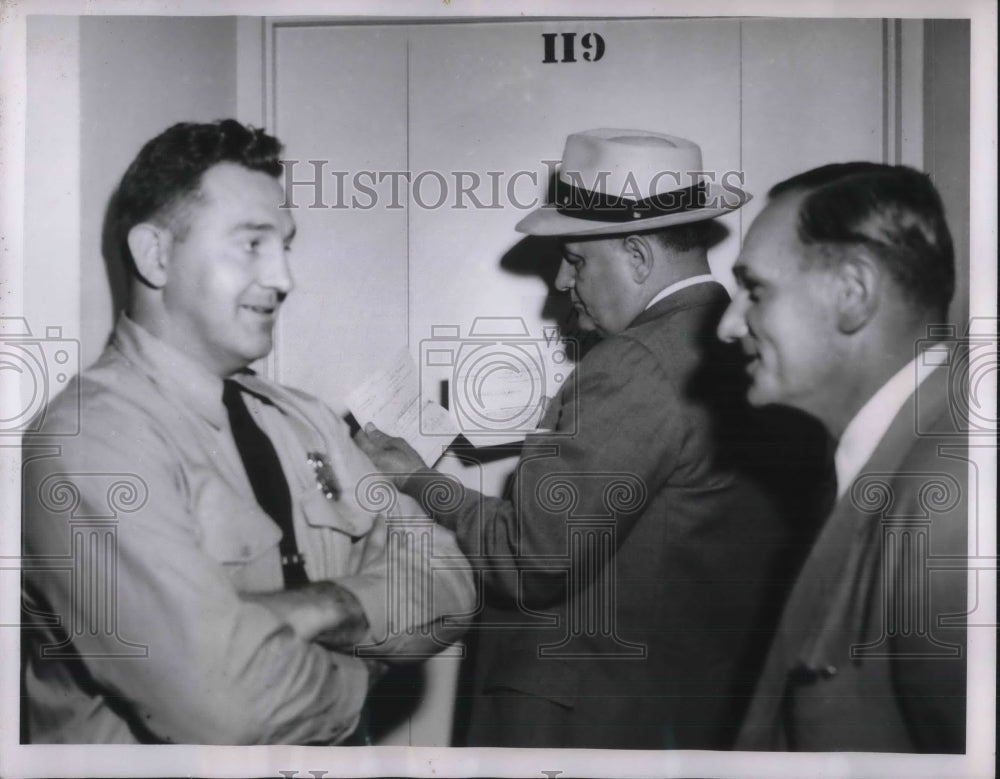 1954 Press Photo Dr Samuel Sheppard subpoena by sheriffs Carl Rossbach &amp; Dave - Historic Images