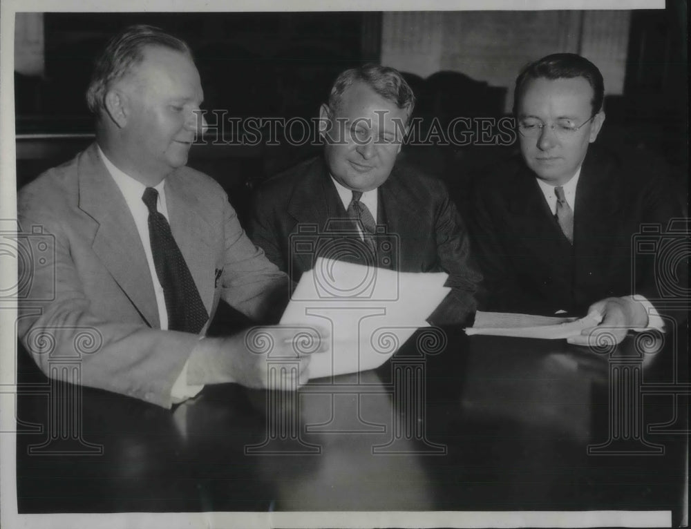 1933 Press Photo Official of Insurance Com &amp; the lawyers - Historic Images