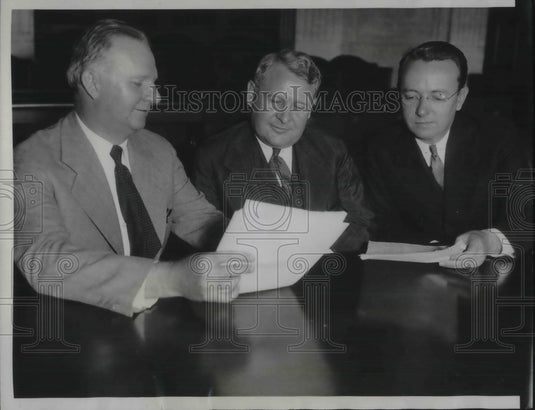 1933 Press Photo Official of Insurance Com & the lawyers - Historic Images