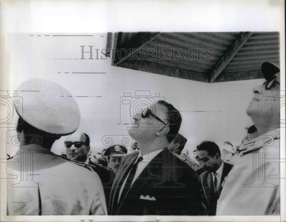 1967 Press Photo United Arab Pres.Gamal Abdel Nasser watched aerial exercise. - Historic Images