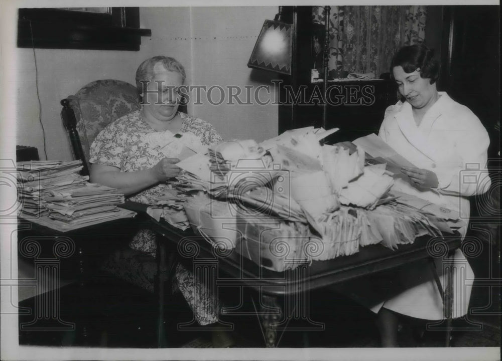 1936 Press Photo Mrs. Peter Miley &amp; Mrs. Charles Hansen Reads Fan Mail - Historic Images