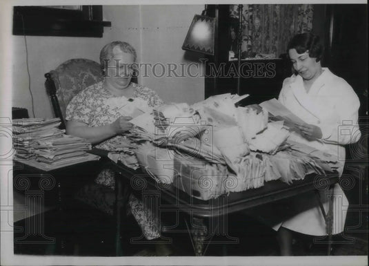 1936 Press Photo Mrs. Peter Miley & Mrs. Charles Hansen Reads Fan Mail - Historic Images