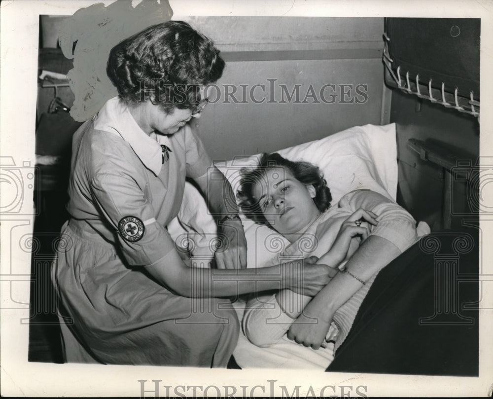 1948 Press Photo Mrs. Anne Simpson Red Cross Supervisor, and Miss Virginia Milla - Historic Images