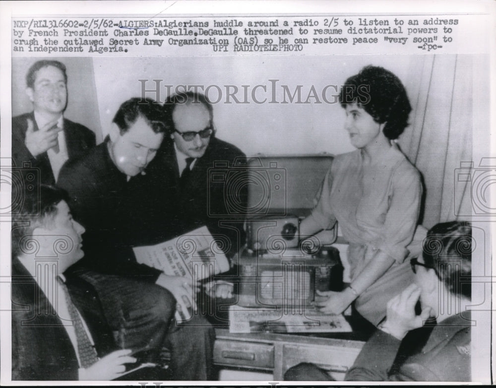 1962 Press Photo Algerians Huddle Around Radio To Listen to President DeGualle - Historic Images