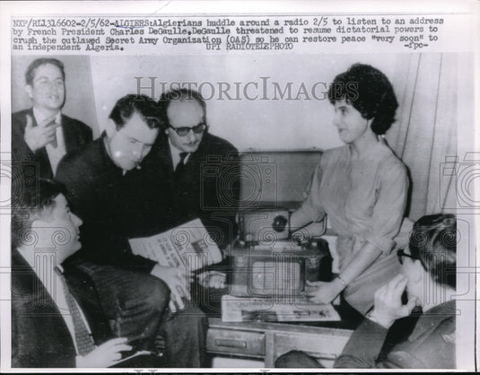 1962 Press Photo Algerians Huddle Around Radio To Listen to President DeGualle - Historic Images