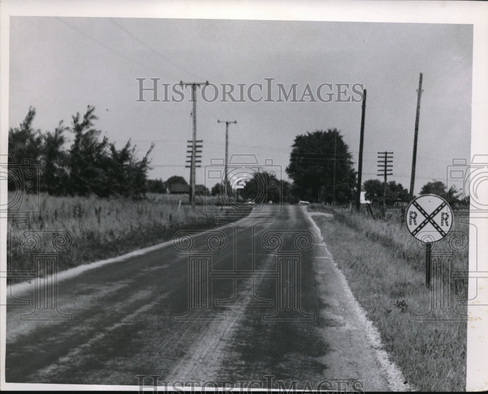 1955 Press Photo Unguarded NYC RR Crossing. - Historic Images