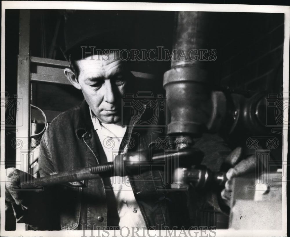 1969 Press Photo St Louis, Mo Sen Robert A Young working as steam fitter - Historic Images