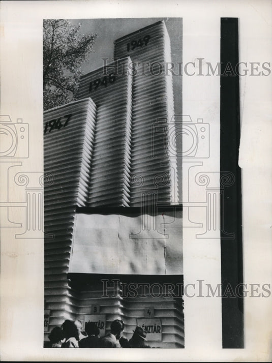 1948 Press Photo Monuments and banners. - Historic Images